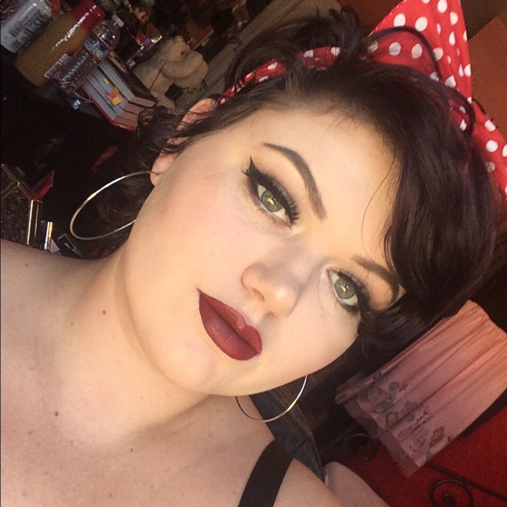 Meet your Posher, Queen